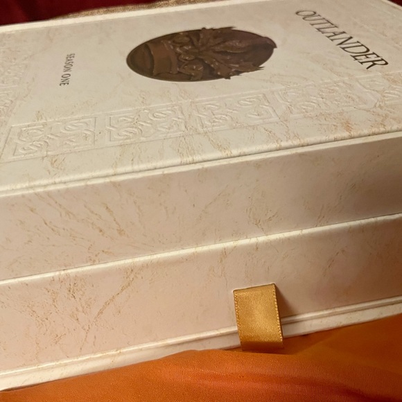 Outlander dvd gift set nwot - Picture 4 of 6